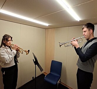 Salas de ensayo móviles para la élite de los instrumentistas de viento metal
